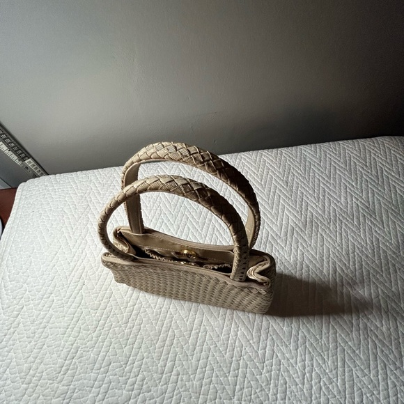 Sams Fifth Avenue woven to handle purse tan in color has pocket in the inside - Picture 9 of 9